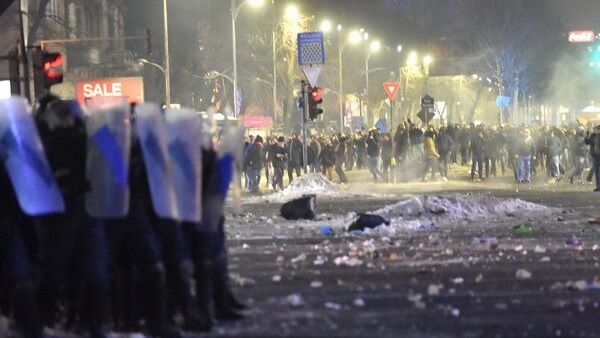 На антиправительственные протесты в Румынии вышли более 100 тысяч человек