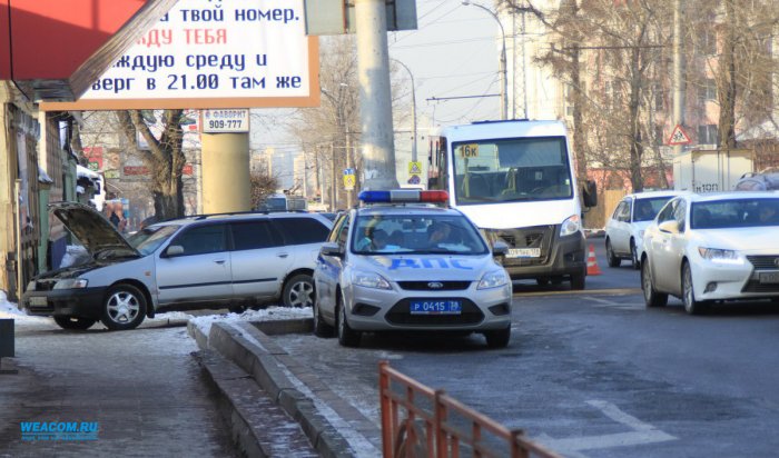 В Иркутске на улице Байкальской столкнулись автомобиль и маршрутка № 16к