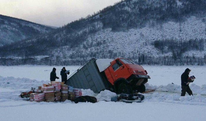 В Приангарье «КамАЗ» провалился под лед