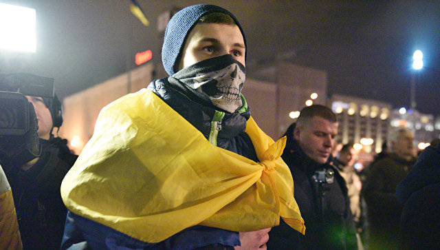 В Киеве радикалы разгромили выставку, посвящённую майдану