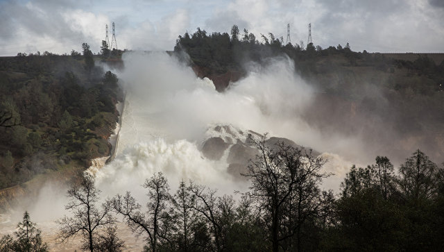В Калифорнии объявлена эвакуация жителей из-за угрозы прорыва плотины‍