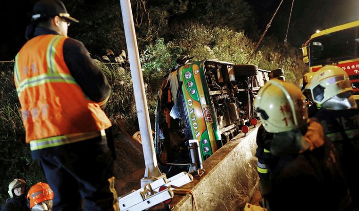 При крушении туристического автобуса на Тайване погибли 32 человека