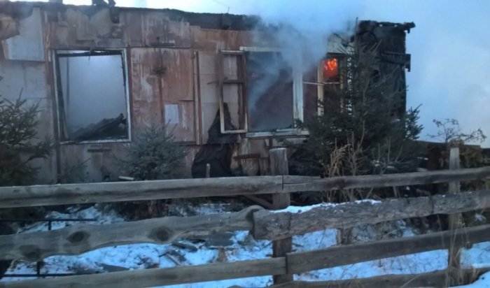 В Иркутском районе мужчина спас из горящего дома двух девочек