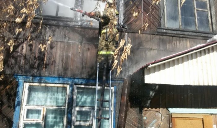 Тулунские пожарные вывели из горящего многоквартирного дома шесть жильцов