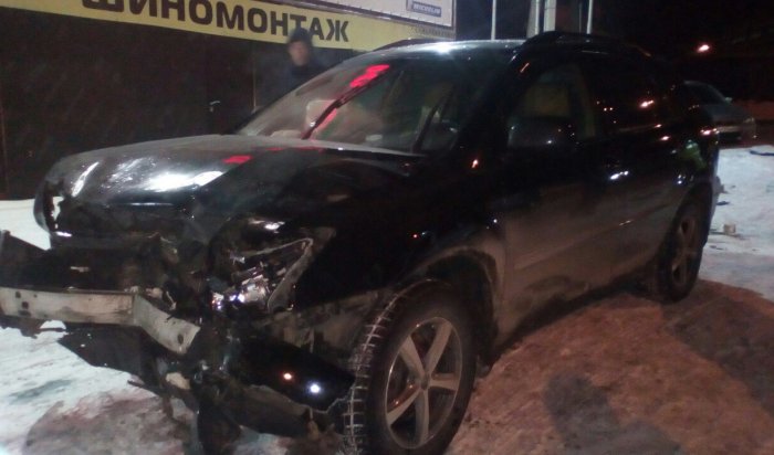 В Иркутске такси столкнулось с автомобилем Lexus, два человека пострадали