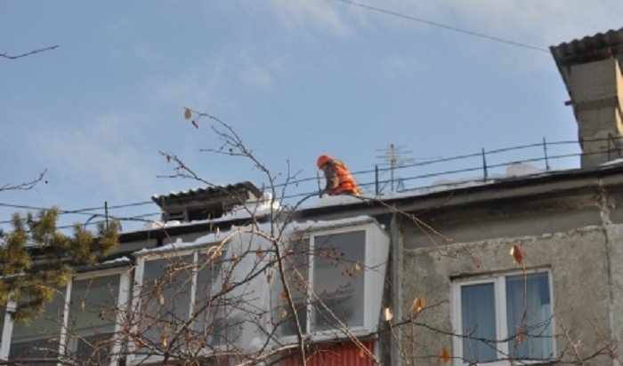 В Иркутске проверили работы по очистке крыш от снега в микрорайоне Приморском