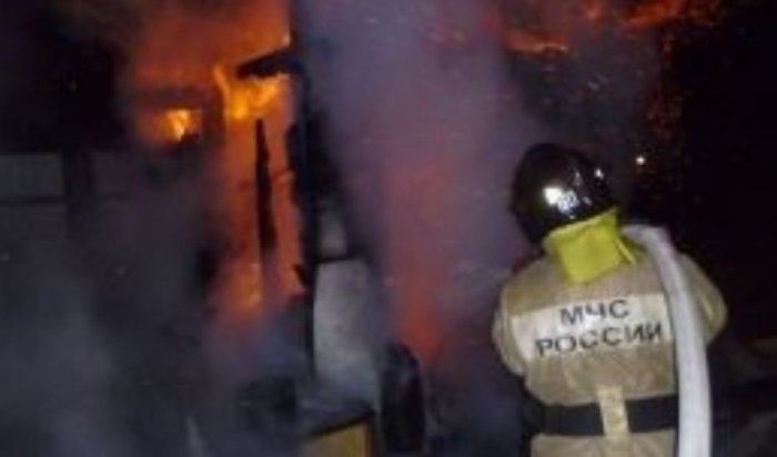 За ночь пожарные потушили в Приангарье два дома и нежилую постройку