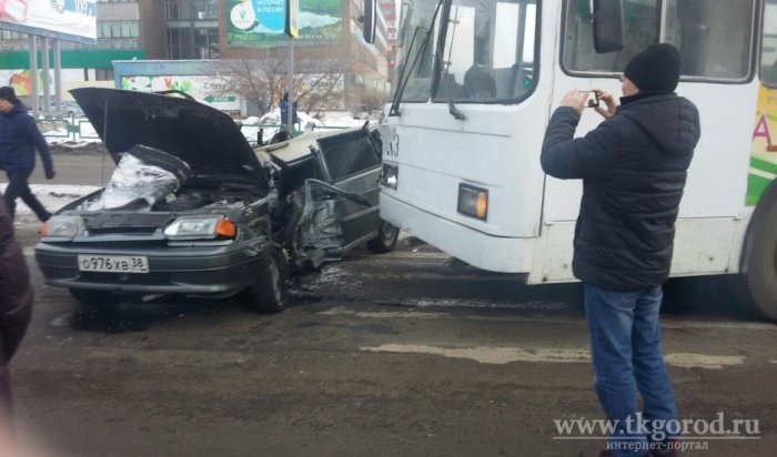 В Братске в ДТП с участием автобуса и автомобиля пострадал мужчина