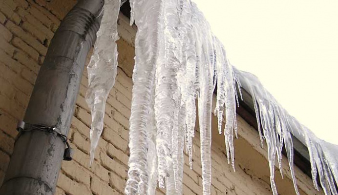 В Иркутске на улице Байкальской с балкона частной квартиры упала ледяная глыба