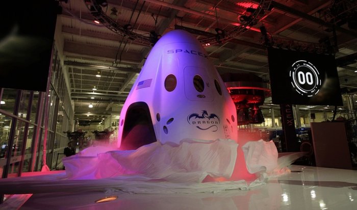 SpaceX отправит двух космических туристов на Луну в 2018 году