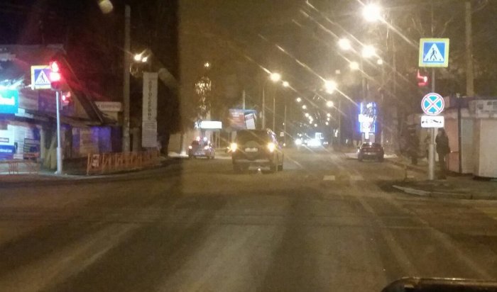 В Иркутске на пересечении улиц Мухиной и Захарова автомобиль Mitsubishi Pajero  сбил женщину