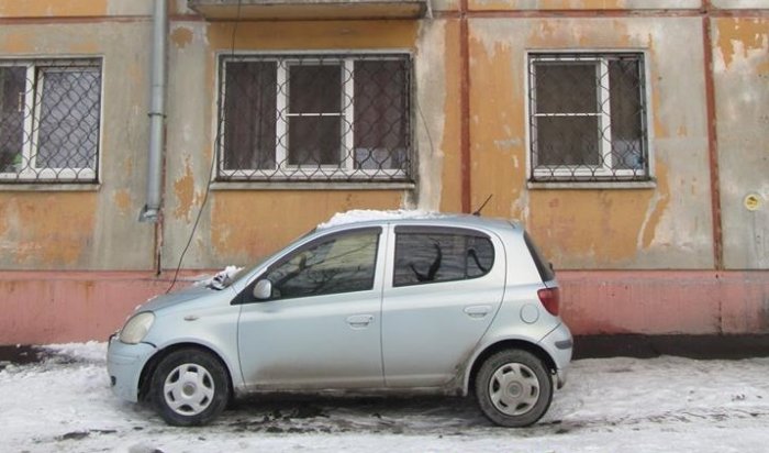 В Иркутске на улице Розы Люксембург упавшая с балкона снежная глыба повредила автомобиль