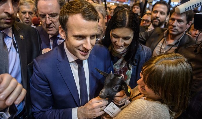 В кандидата на пост президента Франции кинули яйцом на сельхозвыставке в Париже