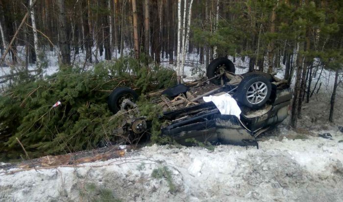 На Байкальском тракте опрокинулся автомобиль, пострадали три человека