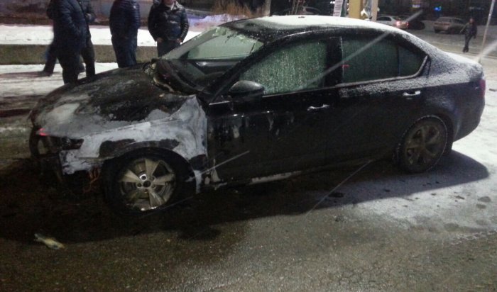 В Ангарске подожгли автомобиль Skoda Octavia (Видео)