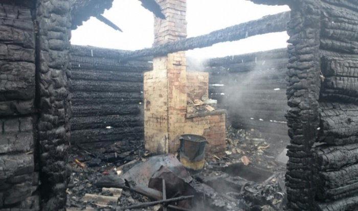 В Иркутском районе возбудили уголовное дело против мужчины, оставившего жену с детьми в горящем доме