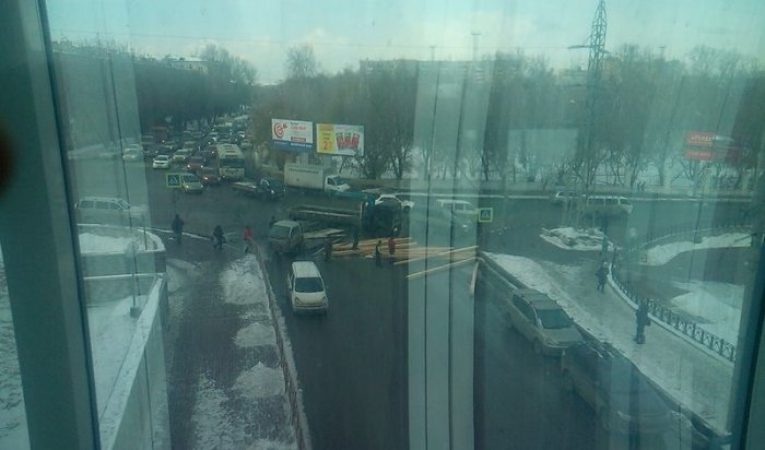 В Иркутске на 2-й Железнодорожной образовался дорожный затор из-за рассыпавшихся досок
