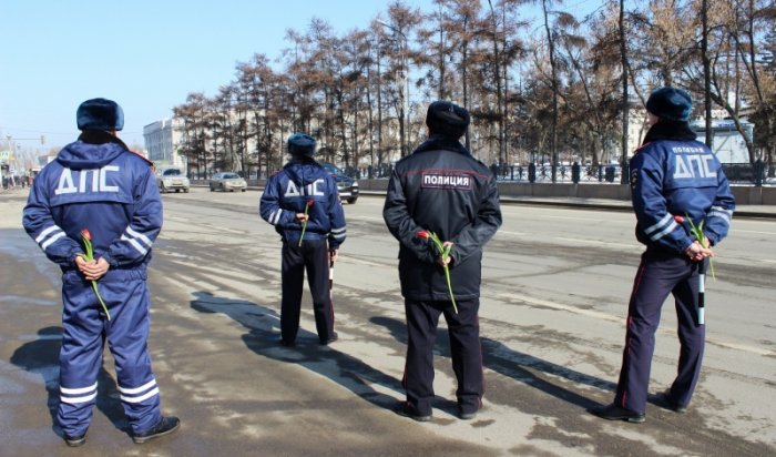 В Иркутске на сквере Кирова госавтоинспекторы поздравили автомобилисток с 8 Марта