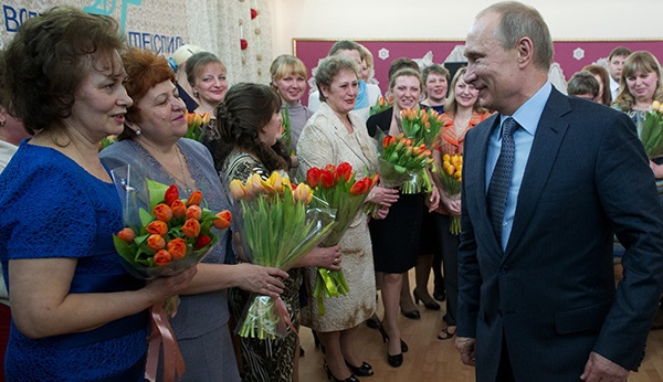Путин поздравил женщин с 8 Марта стихами Бальмонта