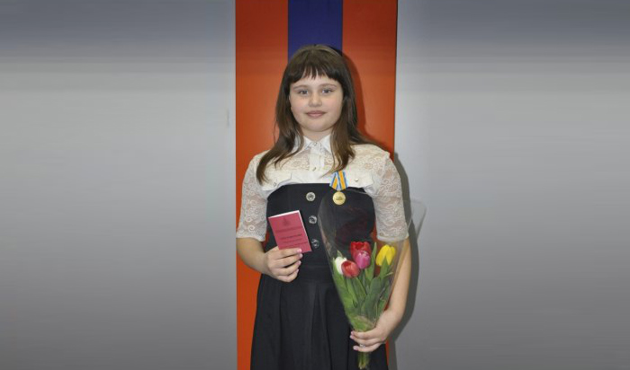 В Иркутске 11-летней школьнице вручили медаль за спасение 45-летней женщины