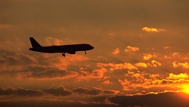 В США самолет прервал полет из-за отказа пассажира платить за одеяло
