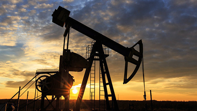 Баррель нефти Brent впервые с декабря подешевел до 53 долларов
