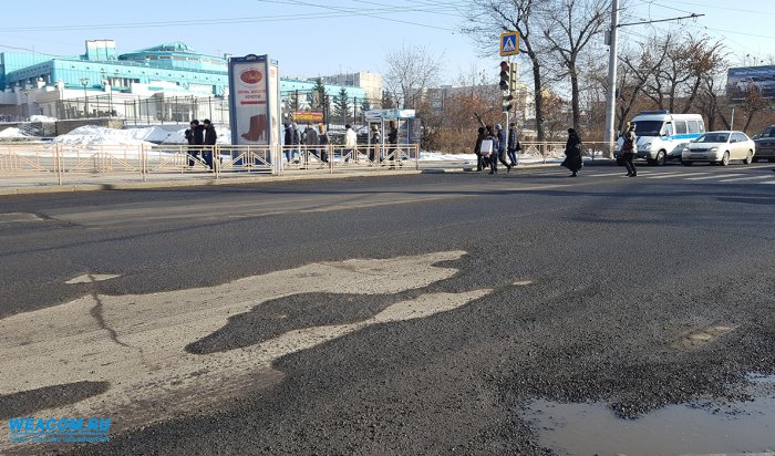 Подрядчик переделает некачественное дорожное покрытие на улице Байкальской