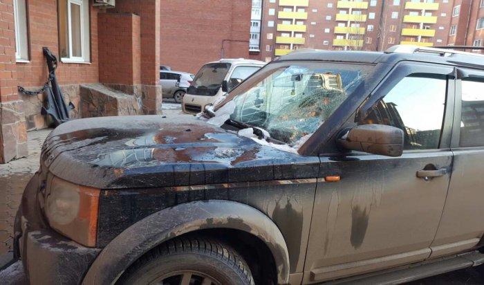 В Иркутске на улице Ядринцева упавшая ледяная глыба разбила автомобиль Land Rover