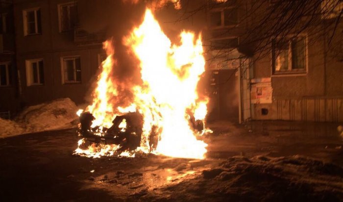 В Иркутске на улице Карла Либкнехта сгорел автомобиль Mercedes-Benz