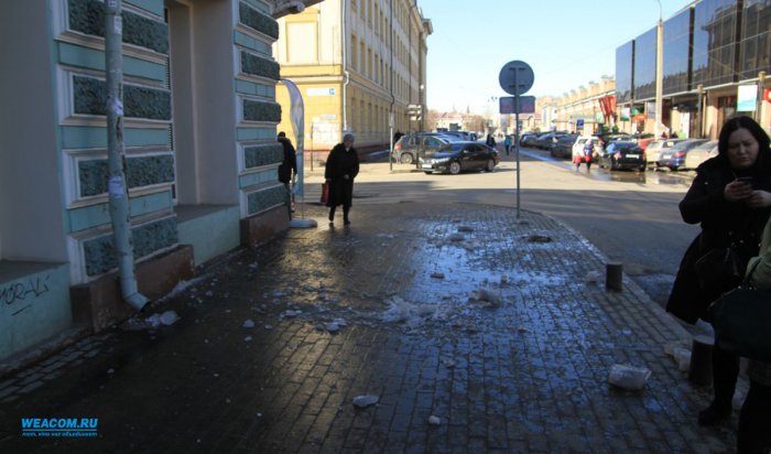 В центре Иркутска на двух девушек упала ледяная глыба