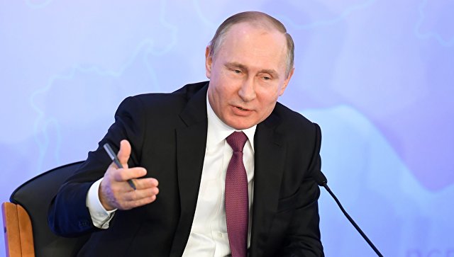 Путин пошутил, что пишет «как курица лапой»