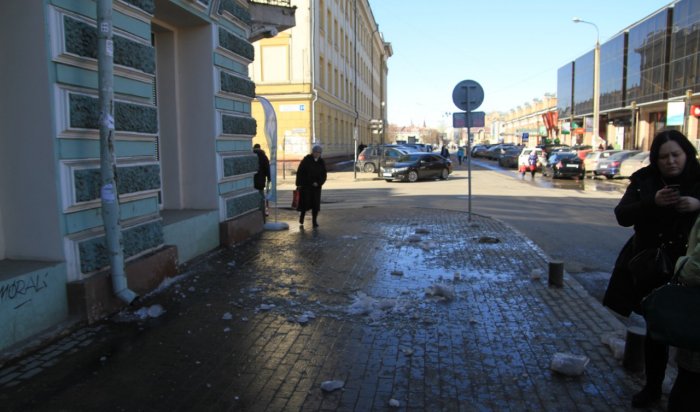 В Иркутске СК проводит доследственную проверку по факту падения  ледяной глыбы на двух девушек