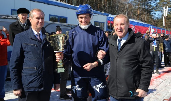 Форварду «Байкал-Энергии» Евгению Иванушкину вручили Кубок губернатора за тысячный мяч