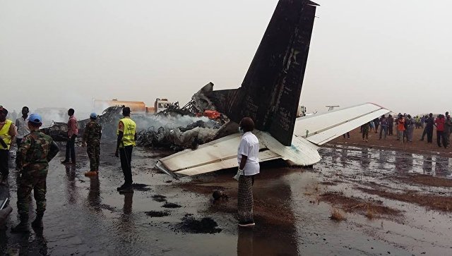 В Южном Судане при посадке разбился самолет