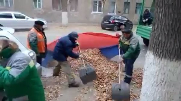 СКР закрыл дело против дворников, собиравших листву во флаг России