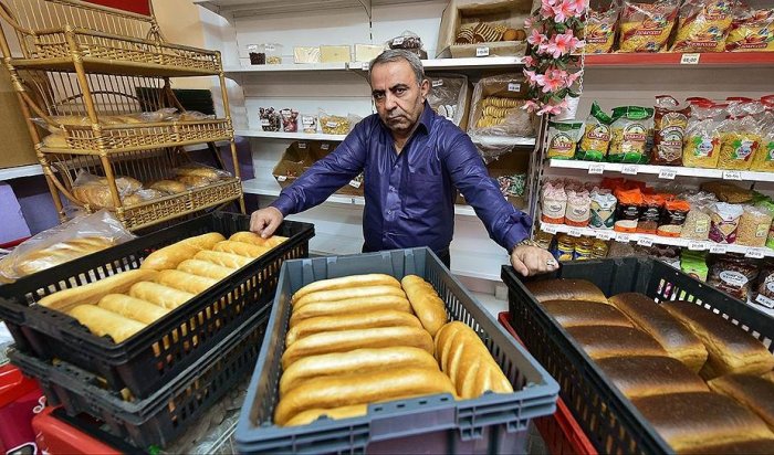 Жители Струнино угрожают владельцу магазина, бесплатно раздающему хлеб