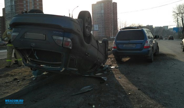 В Иркутске на съезде с Академического моста перевернулся автомобиль Lexus