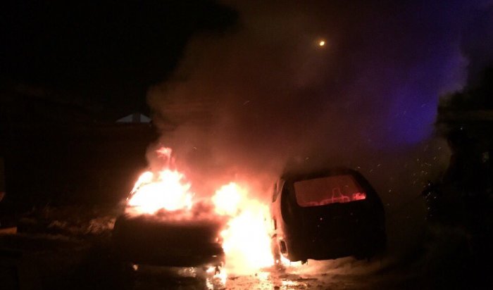 Ночью 27 марта в Иркутске сгорели автомобили Toyota Camry и Nissan Almera Tino