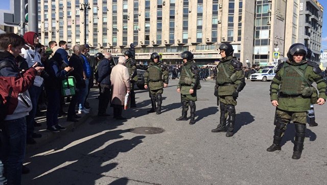 СКР возбудил дело после избиения полицейского на акции протеста в Москве