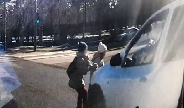 В Ангарске автомобиль сбил двух девочек, перебегавших дорогу на красный свет