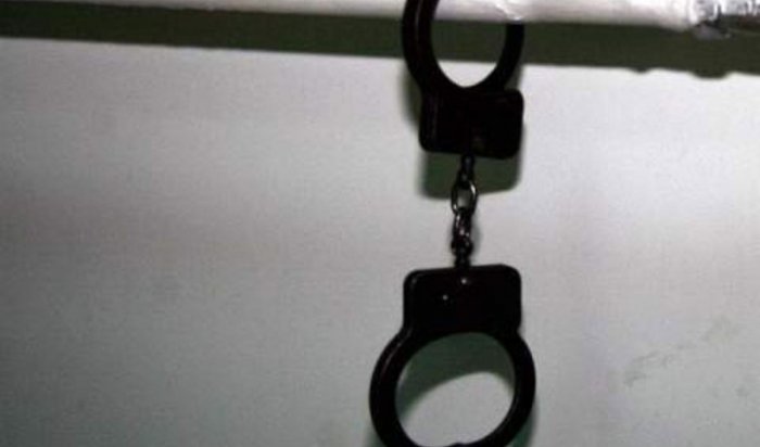 В Усть-Илимске осудят мужчину, приковавшего знакомого наручниками к батарее
