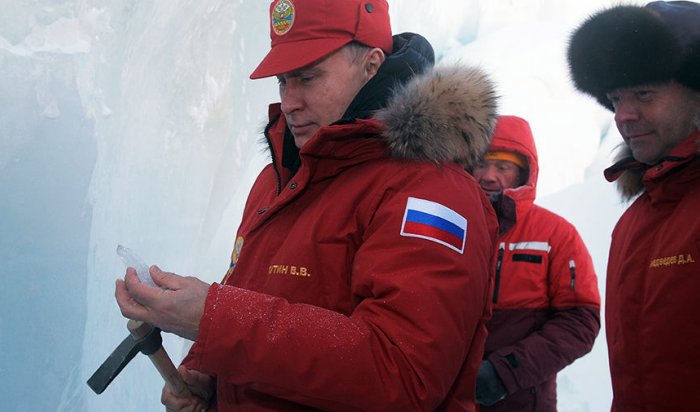 Путин и Медведев при -27°C проинспектировали уборку Арктики