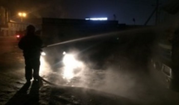 В Иркутске горел автомобиль марки Mitsubishi Outlander