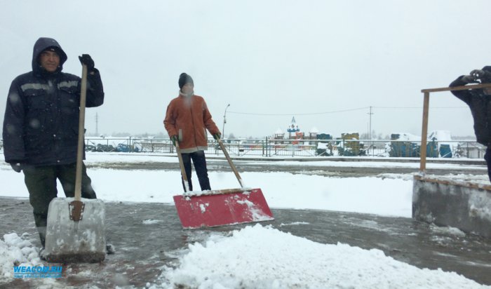 Улицы Иркутска расчищают от снега более 100 единиц техники