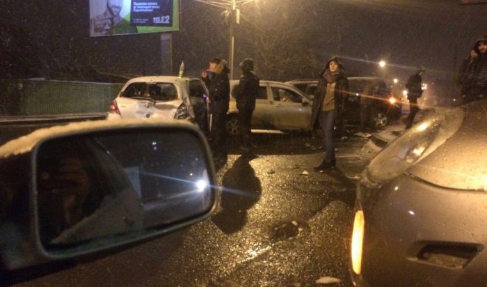 В Иркутске на улице Касьянова столкнулись автомобили Toyota Vitz, Mazda Demio, Porsche Cayenne
