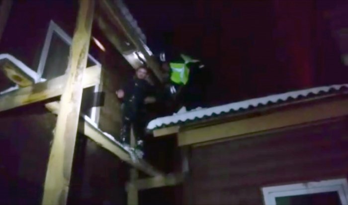 В Иркутске налетчик на цветочные магазины прятался от полицейских на крыше дома (Видео)