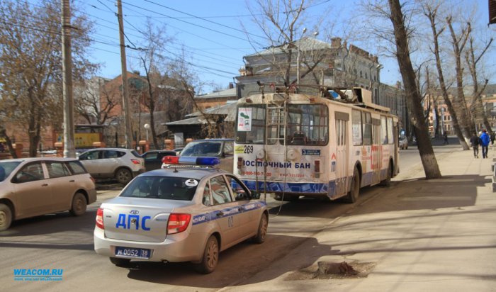 В Иркутске на улице Желябова троллейбус сбил девушку