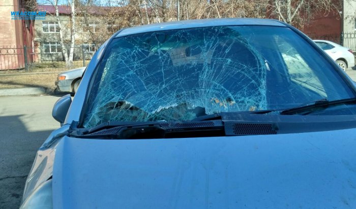 В Иркутске упавший с крыши профлист разбил автомобиль Honda Fit (Видео)
