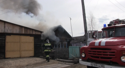 В Тулуне из горящего дома соседи спасли двоих малышей