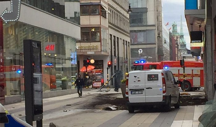Трагедия в Швеции: грузовик въехал в толпу людей, погибли 4 человека